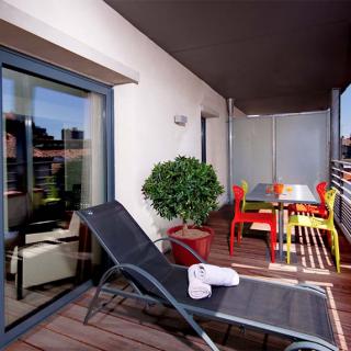 Décor tournage : balcon terrasse de l'Appart-Hotel Clément Ader